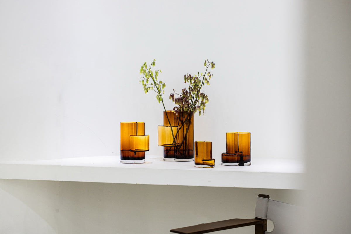 Kleine glazen vaas van top innovatief design met constructivistische toets, FUSIO 15 AMber