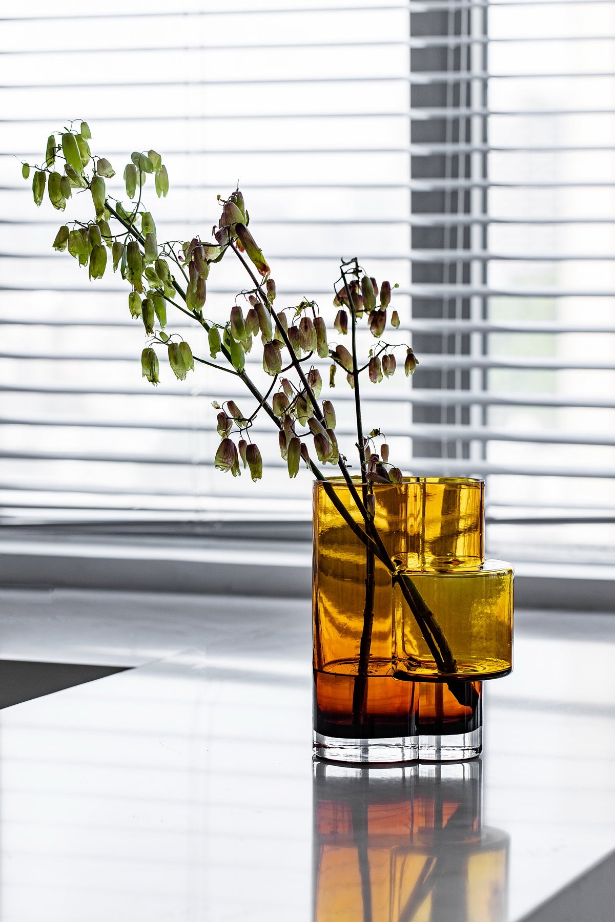 Innovatieve modernistische hoge vaas, topdesign, constructivistisch FUSIO 32 AMber