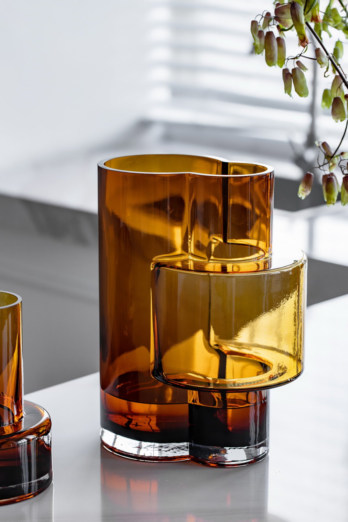 Innovatieve modernistische hoge vaas, topdesign, constructivistisch FUSIO 32 AMber