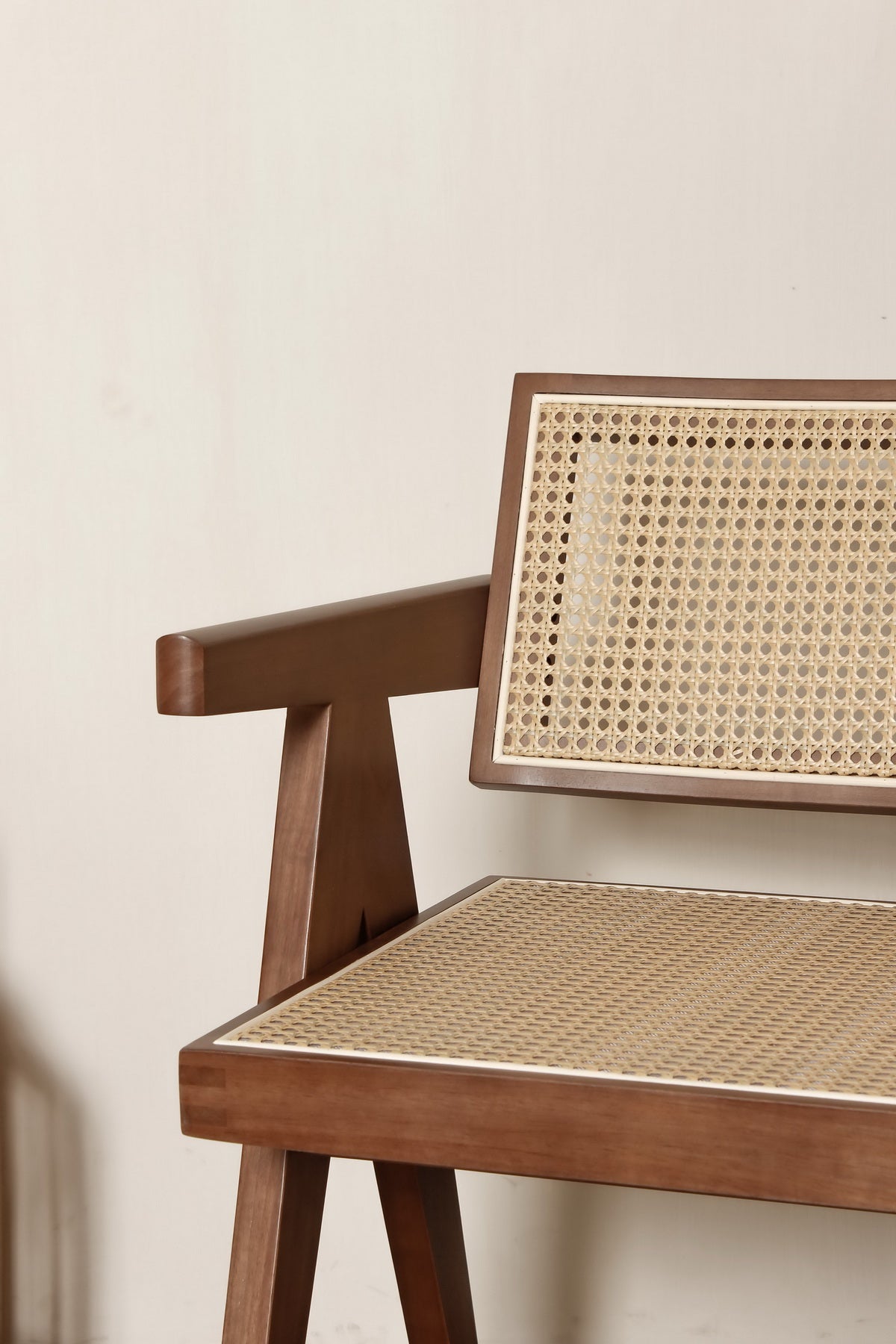 Luxe design stoel Pierre Jeanneret: breed hout, walnootkleur + rotan, topkwaliteit