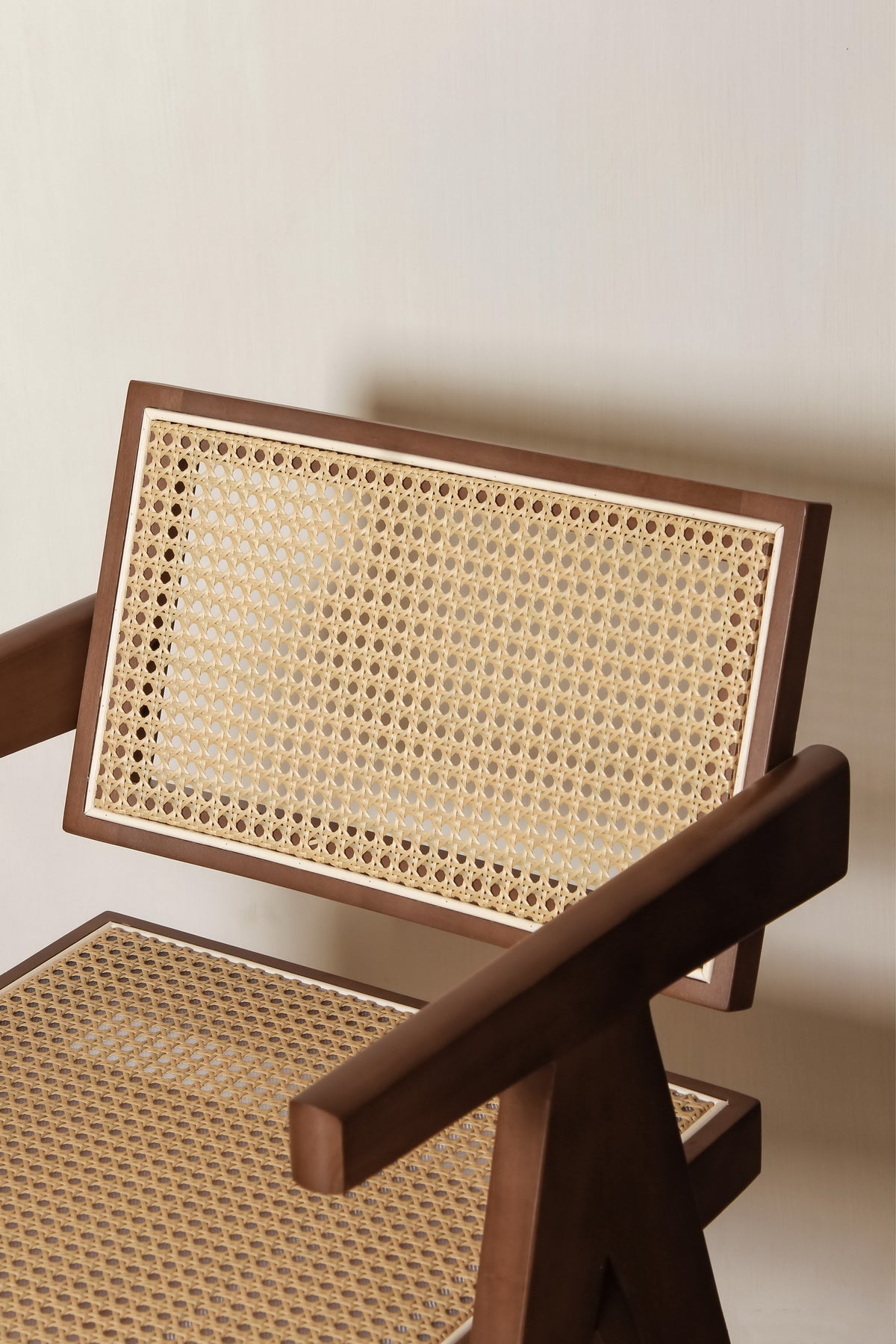 Luxe design stoel Pierre Jeanneret: breed hout, walnootkleur + rotan, topkwaliteit