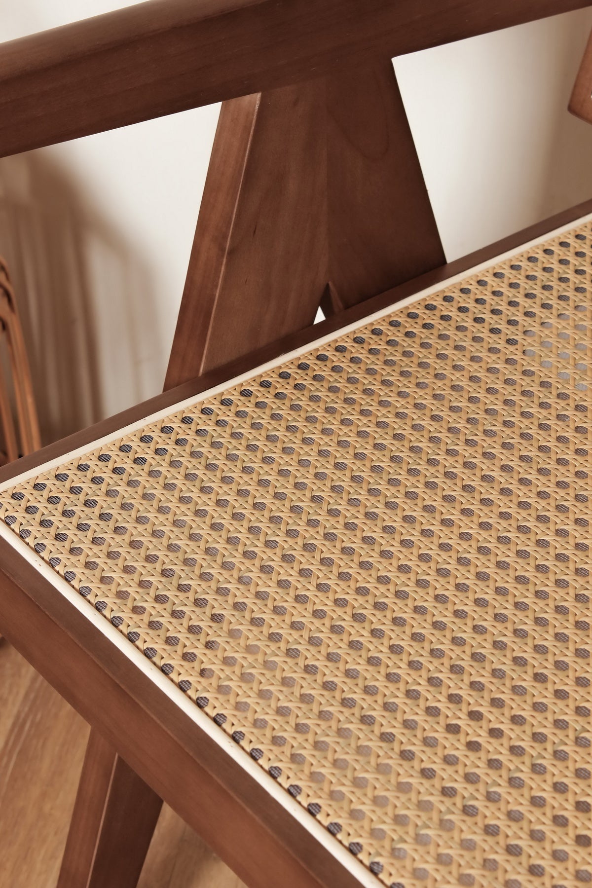 Luxe design stoel Pierre Jeanneret: breed hout, walnootkleur + rotan, topkwaliteit
